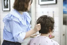 50岁女性短发烫个“全头烫”，真洋气，时尚有气质视频封面