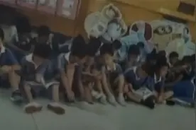 学校有空调却不开，组织学生到大堂乘凉？学生：都去办公室蹭空调视频封面