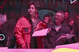 拍起戏来超级认真的侯明昊，头往海里扎啥情况？意外受伤都是小事