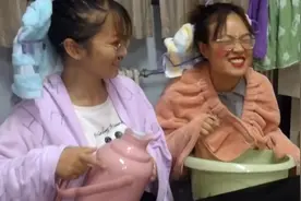 偷偷记录下室友拍抖音的幕后花絮，戏精室友上线，演绎小剧场！