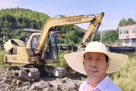 农村小伙花10万购小松60挖机，每小时收费160元，一年就赚十几万视频封面