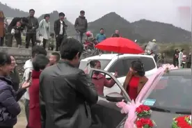 贵州农村倒插门婚礼，新娘背新郎进家拜堂，新郎害羞，半天不下车