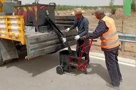 实拍晋北农村公路养护之灌缝，全程仅需3人，看似简单，实则不易视频封面