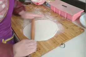 面擀成圆形，学了好几年都没学会，有一步比较难，希望今年能学会