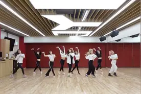 韩国JYP娱乐公司旗下女子组合TWICE，《Fancy》练习室版视频封面