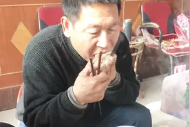 河北农村人跨年喝酒，4个人想咋样就咋样，大口吃肉喝酒就是爽视频封面