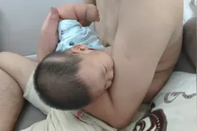 爸爸想体验做妈妈的感觉，让宝宝吃他的奶奶，奈何宝宝……