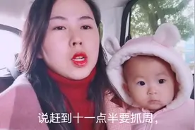 宝宝周岁宴上要抓周，起晚了差点错过吉时，看宝贝抓了什么都夸好