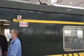 K1075次列车车厢外贴了座位头尾标志了视频封面