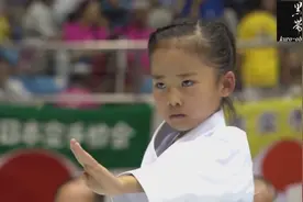 日本小女孩当众表演空手道，眼神犀利杀气腾腾视频封面