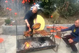 四川大山农村春节招待客人，烤羊打底，亲朋齐聚，一桌全是美食视频封面