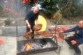 四川大山农村春节招待客人，烤羊打底，亲朋齐聚，一桌全是美食视频封面