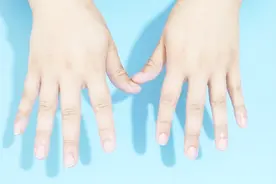 双手粗糙起皮很难看？教你一招，让你的小手如婴儿般嫩滑又白皙视频封面