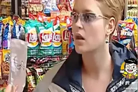 国外恶搞：收银员直接给大叔找钱，路人一看就是一张白纸都看愣了视频封面