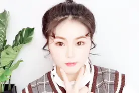 扎马尾显脸大教你这样扎，蓬松自然，前面刘海这样卷，更有时尚感