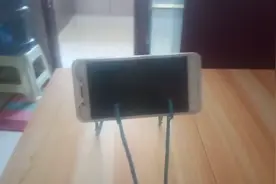 用衣架做的手机架，好用简单，快看看吧不看你会后悔的，