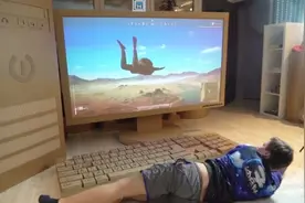 牛人用纸板自制巨型电脑，超大屏幕视野宽阔，躺着玩都能吃鸡！