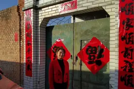 保定农村过年贴对联，大门太高找来邻居帮忙，有说有笑年味儿实足视频封面