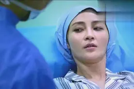 产妇生孩子，媳妇在里面叫，老公在外面也跟着叫