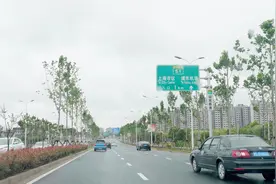 在上海，下雨天开车在浦东凌空路视频封面
