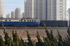 货车每节车厢载重40一60吨
我们数数这是多少节车厢
青岛🌍👍视频封面