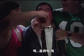 大叔酒吧蹭酒被抓现行，大哥让他喝个够，还蹭不蹭了？视频封面