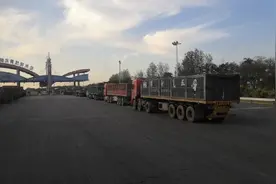 今天坐公交去上班，怎么比下一班车晚到呢？路上什么事都有。