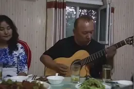 撩妹大叔吉它弹唱了得，人琴合一。视频封面