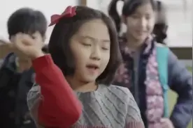 韩国小学生的舞蹈，小女孩眼神秒杀对方，太可爱了！视频封面