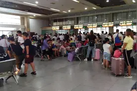 小伙实拍皖西北最大火车站：阜阳火车站，人群云集视频封面