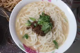 老庄带你看哈尔滨麻辣面制作全过程，只要用心，你也是食神！视频封面
