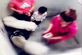 面部抓痕触目惊心！监拍：上海一只宠物狗电梯内突然发狂袭击男孩视频封面