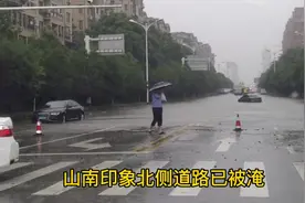 淮南暴雨，山南部分道路被淹，小编开车老婆拍摄视角。