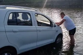 不怕水的低速老年代步电动四轮车，朋友们看看怎么样？视频封面