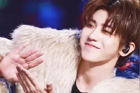 蔡徐坤体力真的好，穿着貂满场跑舞台表演也超稳