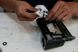 气钉枪内的顶针不回位，在这个地方抹点润滑脂，效果不是一般的好