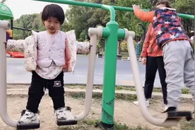 两岁女宝和小哥哥PK玩健身器材，画面好有喜感，来看看