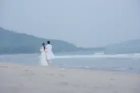 泡沫之夏的音乐视频封面