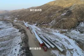 风力发电的大风叶，用3台装载机拉到山顶，为中国好司机点赞视频封面