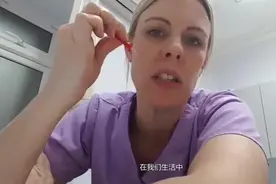 为什么牙缝里掏出来的东西很臭？牙科医生说出答案，涨知识了视频封面