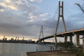 洋浦大桥底下打篮球的人真多，看着夕阳吹着海风打篮球，真是爽！视频封面