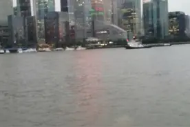 乘坐轮渡过黄浦江，轮渡过江方便了普通行人视频封面