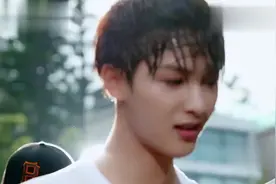 黄明昊拿水枪攻击朱正廷 队长无奈去拧衣服 露出腹肌 好帅视频封面