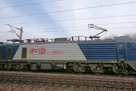 货运火车跑多快？实拍京广线货运列车，春运期间比客运火车还繁忙视频封面