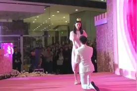 何猷君单膝跪地向奚梦瑶求婚，女方落泪答应，二人当场深情拥吻视频封面