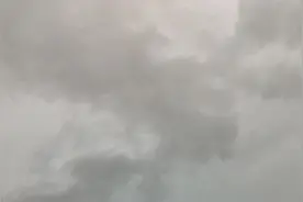 温州就现在9点半风大雨也大。整个天灰蒙蒙的受台风米娜影响了