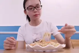 下晚自习学生就来跟萍萍老师说：我们关注你啦，我们都是你的粉丝