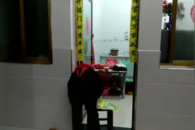 南方的春联怎么是黄色的，有什么讲究吗？