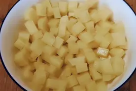土豆切成丁这样做真好吃，营养美味，好吃又下饭，孩子的最爱香