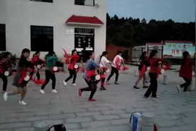 傍晚，广场舞大妈们在广场跳舞👍👍👍